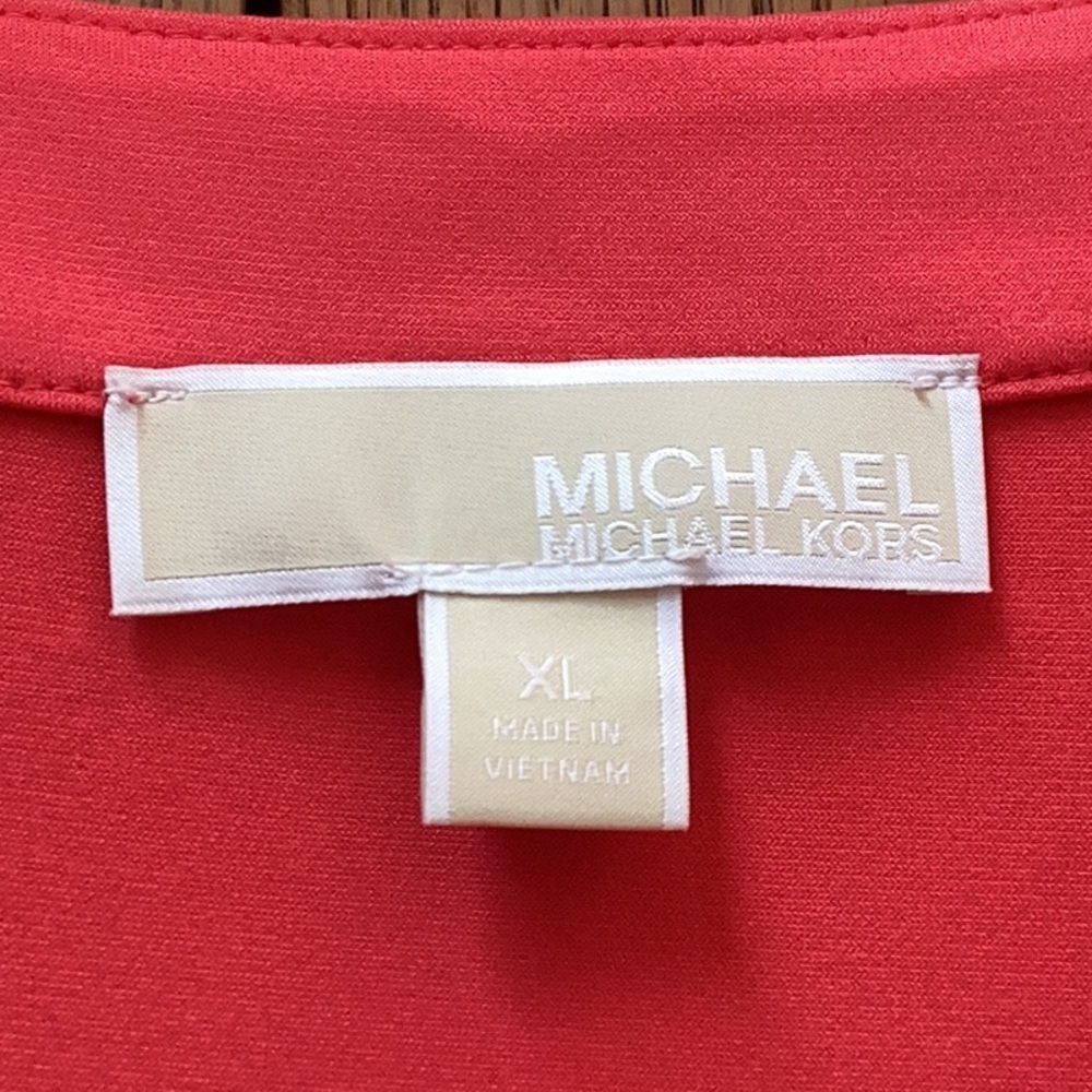Michael Kors sea Coral V-Neck Blouse with Gold Accents. Women’s size XL - Picture 2 of 13